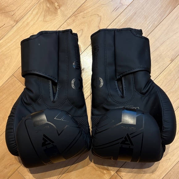 RDX Matte Black Boxing Gloves - Picture 1 of 2